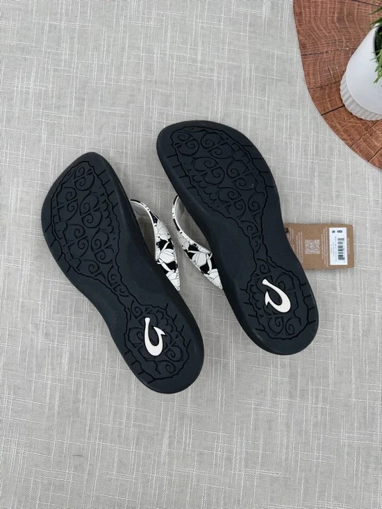 New OluKai Ohana Black and White Floral Flip Flops - NWT - Picture 6 of 6